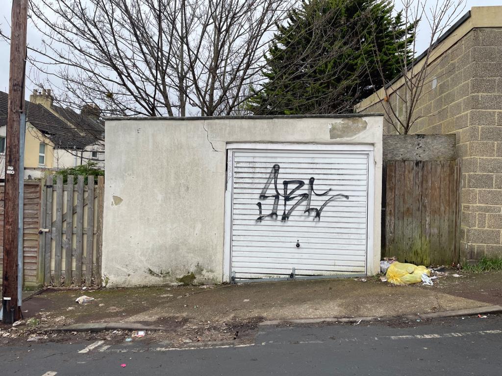 Lot: 98 - END-TERRACE PROPERTY ARRANGED AS TWO SELF-CONTAINED FLATS WITH GARAGE FOR INVESTMENT - Picture of garage